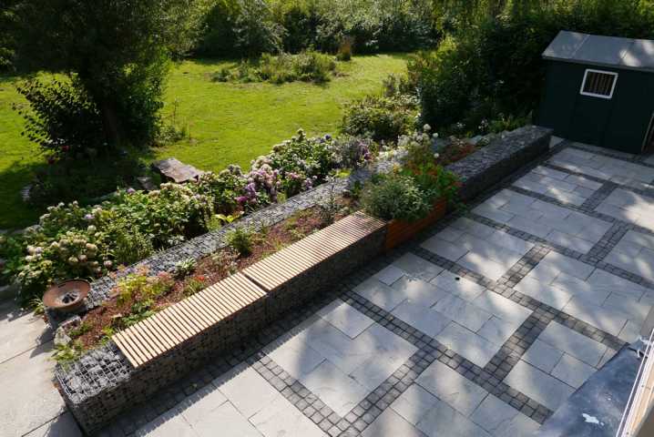 Draufsicht Gartengestaltung Terrasse mit Gabione